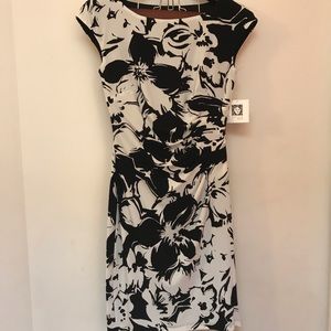 Gently used - No tags 🛍 Anne Klein Black/Lily Summer Jersey Dress